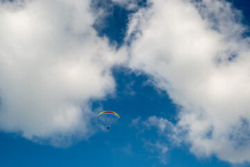 Paraglider in den Wolken am Gardasee in Italien