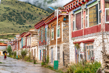 Obraz premium The view of traditional old small tibetan remote village and family house on Tibet