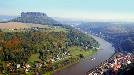 Panorama im Elbsandsteingebirge mit Elbe,  Lilienstein und Stadt Königstein im sonnigen Herbst © globetrotter1