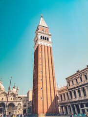 Fototapeta na wymiar der Markusturm in Venedig