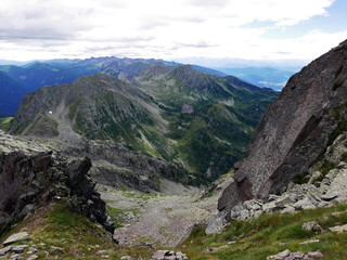 panoramica vista delle montagne dolomitiche in estate