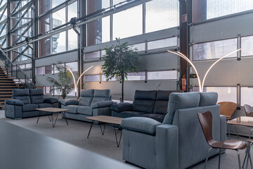 Mercado de libros y música en un pabellón grande con mucha cristalera y techos altos repletos de estands
