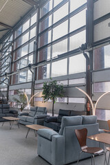 Mercado de libros y música en un pabellón grande con mucha cristalera y techos altos repletos de estands
