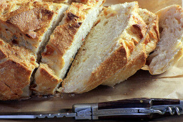miche de pain sur une table en bois