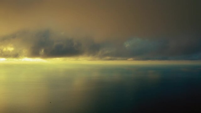 Mare a specchio in Calabria con nuvole riflesse