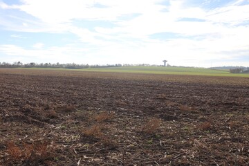 Les grandes terres, grande zone verte publique au milieu des champs, dans une zone agricole, ville de Corbas, d&eacute;partement du Rh&ocirc;ne, France