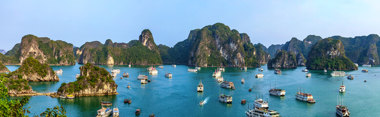 Halong-Bucht mit hohen Felsen in Vietnam. Dschunken und Fischerboote im Golf von Tonkin, ein...