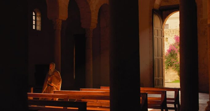 Persona entra in chiesa con vestito medievale