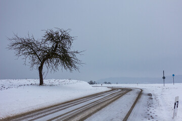 Verschneite Stra&szlig;e in Schneelandschaft