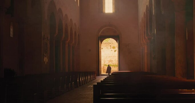 Persona entra in chiesa con vestito medievale