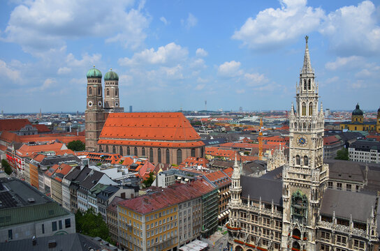 Vista aerea del centro historico de Munich con el ayuntamiento nuevo y la catedral, Baviera, Alemania