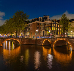 Fototapeta premium Canales de Amsterdam al anochecer