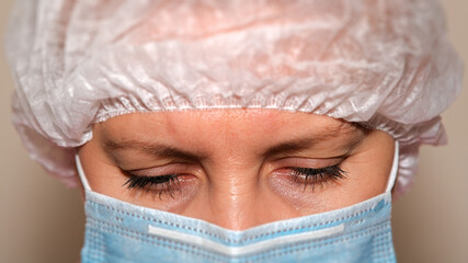 The doctor's view at the time of the rest break. A protective medical mask covers the face.