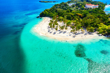 Vue aérienne par drone de la magnifique plage de Cayo Levantado de l& 39 île tropicale des Caraïbes avec des palmiers. Île Bacardi, République dominicaine. Fond de vacances.