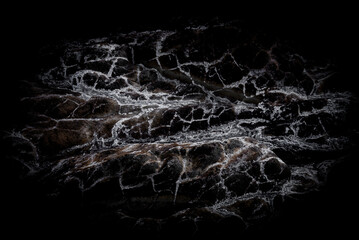 cicatrices en una piedra en un rio seco