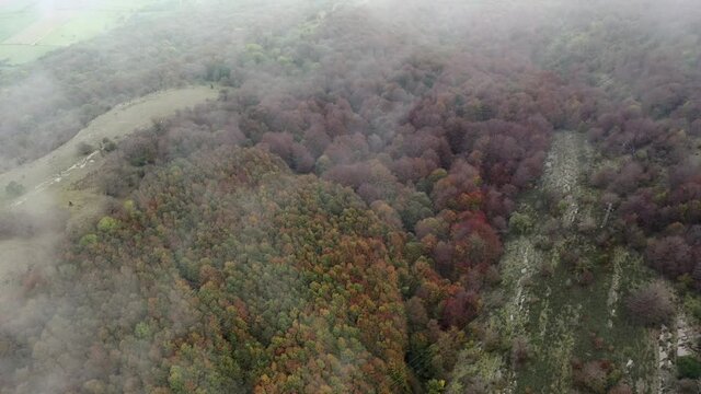 texturas de monta&ntilde;a con su niebla 
