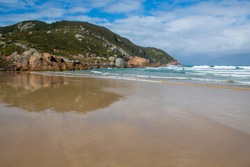 Fototapeta na wymiar reflexo na areia da costa da Praia do Santinho, Florianópolis, praia tropical, Santa Catarina, Brasil, florianopolis