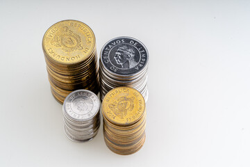 Monedas de Honduras apiladas sobre fondo blanco