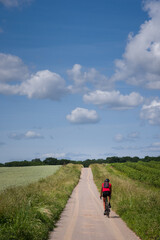 un touriste &agrave; v&eacute;lo dans la campagne. Un homme se d&eacute;pla&ccedil;ant &agrave; v&eacute;lo sur une piste cyclable. Tourisme vert