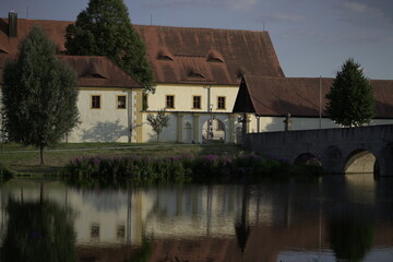 Fototapeta na wymiar Wasserschloß Fluss Burg Burgwasser