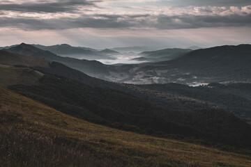 Poranne mgły w górskich dolinach, Bieszczady, Polska