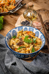 Fried noodles with chicken and vegetables.