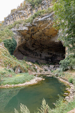 Entr&eacute;e de la grotte du mas d'azil, Ari&egrave;ge, France.