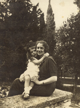 FOTO ANTICA CON MAMMA E FIGLIA ABBRACCIATE