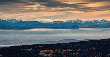 Paisaje monta&ntilde;oso con niebla y bosques oto&ntilde;ales 