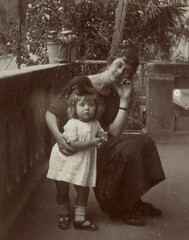 FOTO ANTICA CON MADERE E GIOVANE FIGLIA
