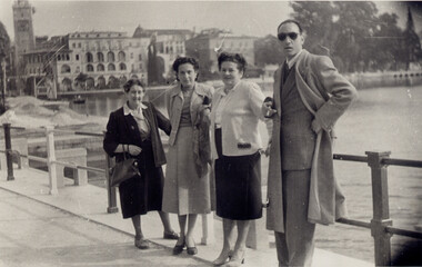 FOTO ANTICA CON GRUPPO IN POSA