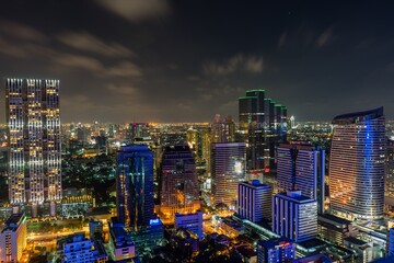 Obraz premium Bangkos Skyline bei Nacht mit erleuchteten Gebäuden