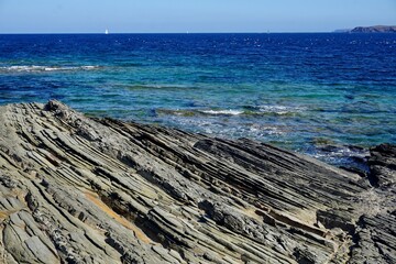 Fototapeta na wymiar Felsen vor dem blauen Meer Menorcas