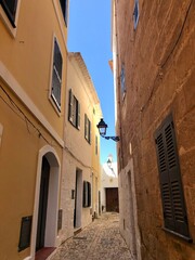 Fototapeta na wymiar Eine enge Gasse in einem Dorf auf Menorca
