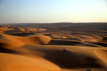 Fototapeta na wymiar View of the colorful dunes from sunset in the Omani desert, Wahiba Sands / Sharqiya Sands, Oman