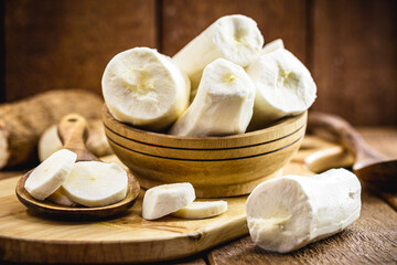 peeled cassava root, used in Brazilian cuisine. Called cassava, aipin castelinha, uaipi, sweet cassava, maniva, maniveira, poor bread