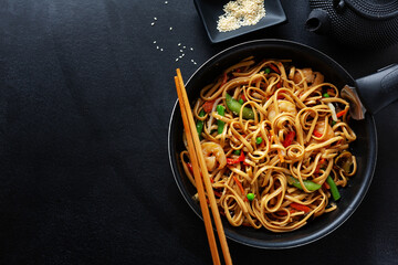 Asian noodles with shrimps and vegetables