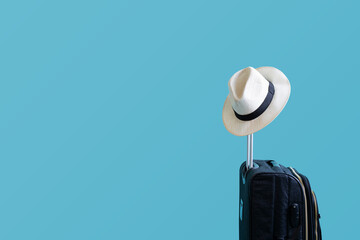 Vacaciones de verano, concepto de vacaciones y viajes. Maleta o bolsa de equipaje con sombrero para...