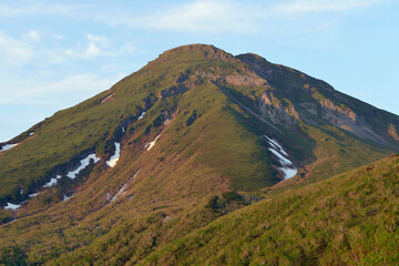 夕陽に染まる初夏の羅臼岳（北海道・知床）
