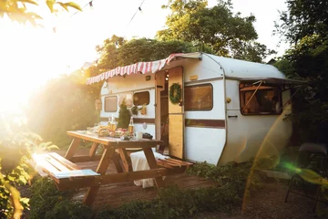 Papier Peint photo Lavable Camping Table en bois avec de la nourriture et des boissons de bière près de la remorque par beau temps. Saison de camping