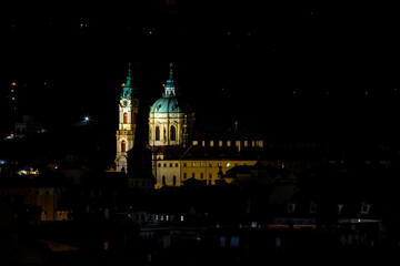 Obraz premium illuminated church of St. Nicholas from the 17th century and light from street lights at night in the center of the old town of Prague