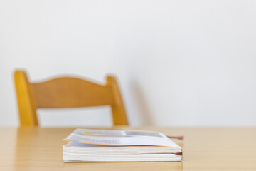 机の上に置いた1冊の本