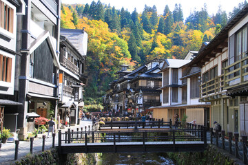 秋の銀山温泉（山形県・尾花沢市）