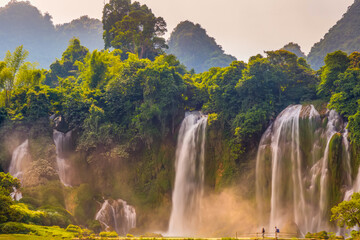 Naklejka premium The beautiful and magnificent Detian Falls in Guangxi, China