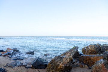 Fototapeta na wymiar Waves on the seaside rocks are splashing on the rocks natural background