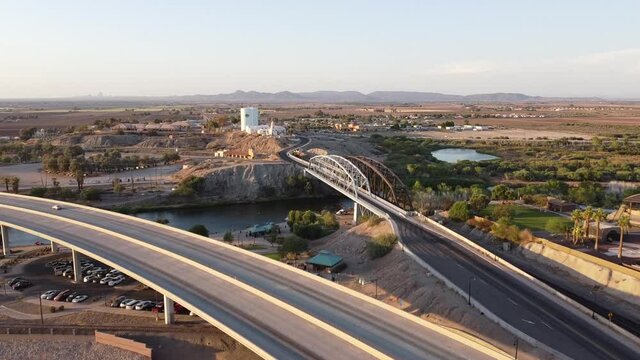 Vista a&eacute;rea panor&aacute;mica de puente sobre r&iacute;o en un valle. 