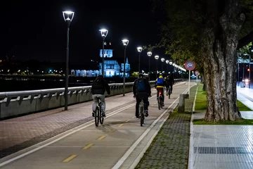 Foto op Canvas Mensen fietsen & 39 s nachts op fietspaden. Noord-waterkant, Buenos Aires, Argentinië. © Teo Gentile