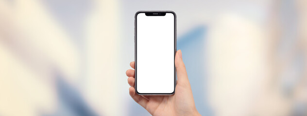 街中でスマートフォンを持っている女性の手　画像合成用素材