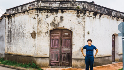 Obraz na płótnie Canvas Man in front of old house in Intibuca Honduras