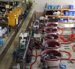 産業プラントの貯水タンクと排水管